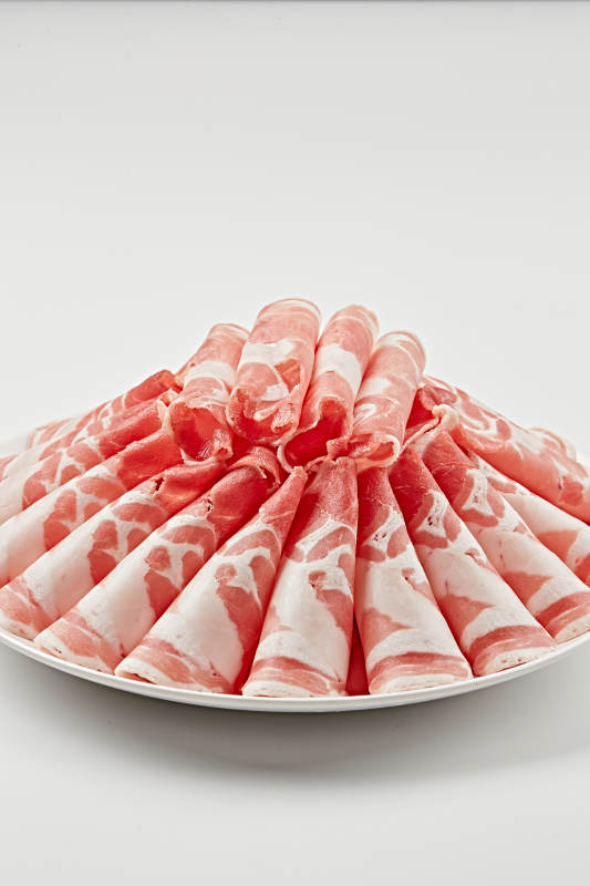 白色瓷盘装新鲜草原羔羊肉切片图片