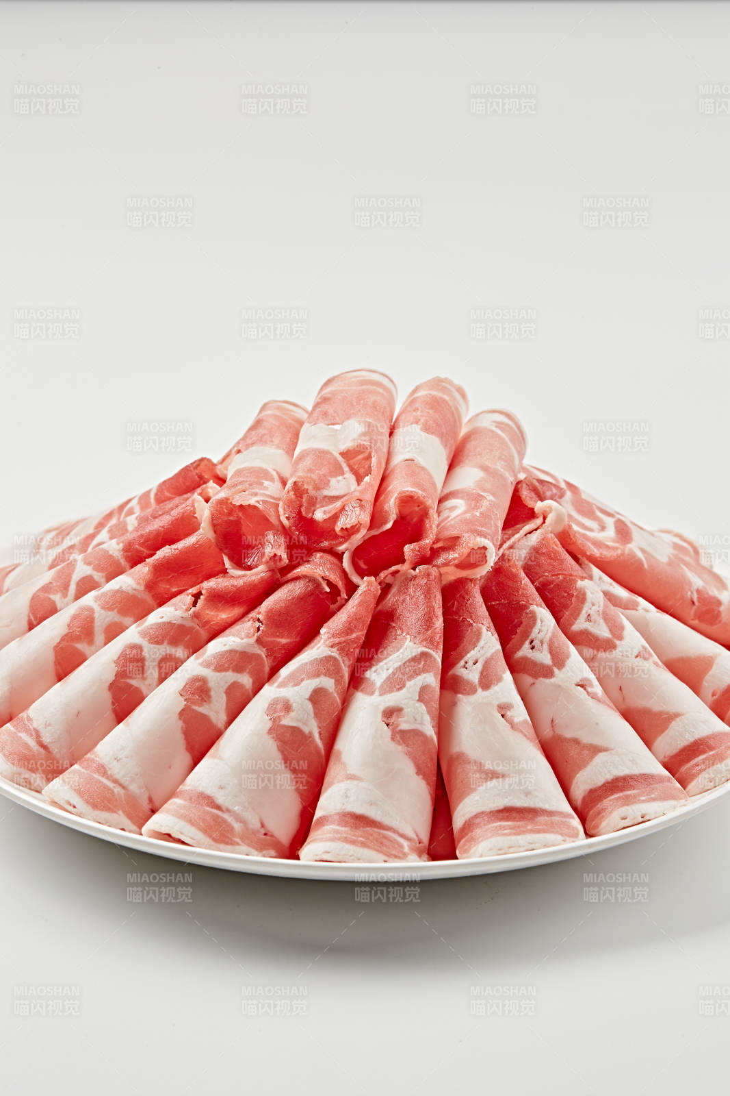 白色瓷盘装新鲜草原羔羊肉切片图片