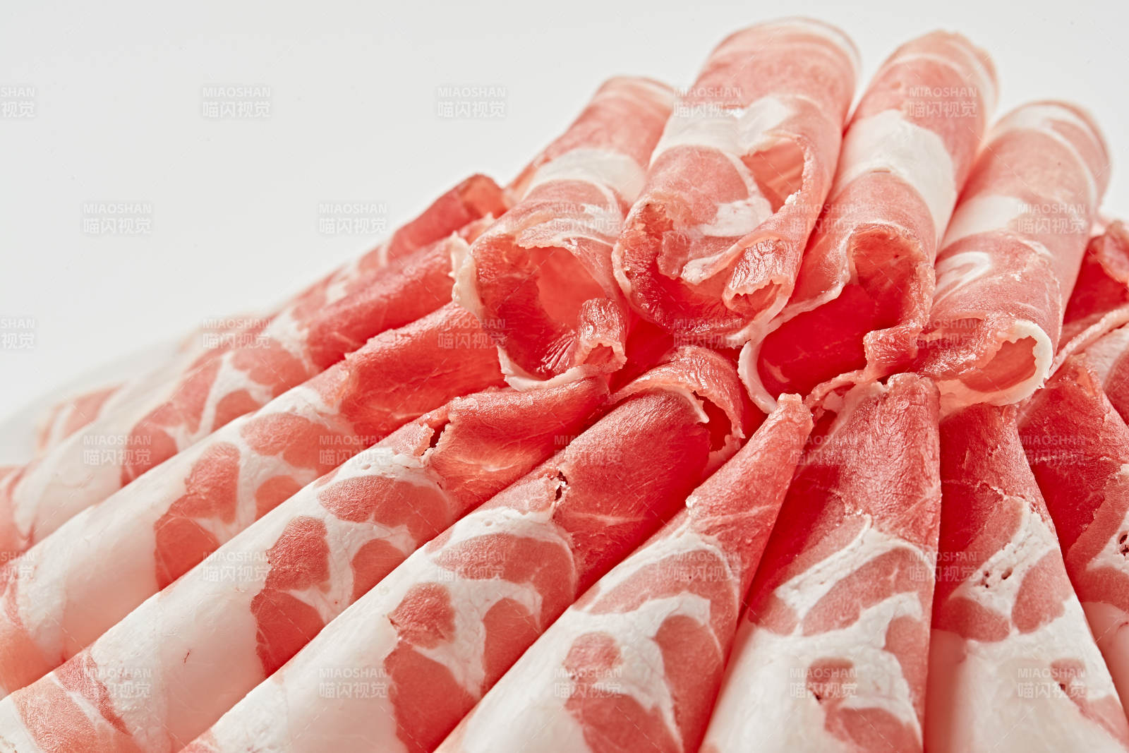 白色瓷盘装新鲜草原羔羊肉切片图片