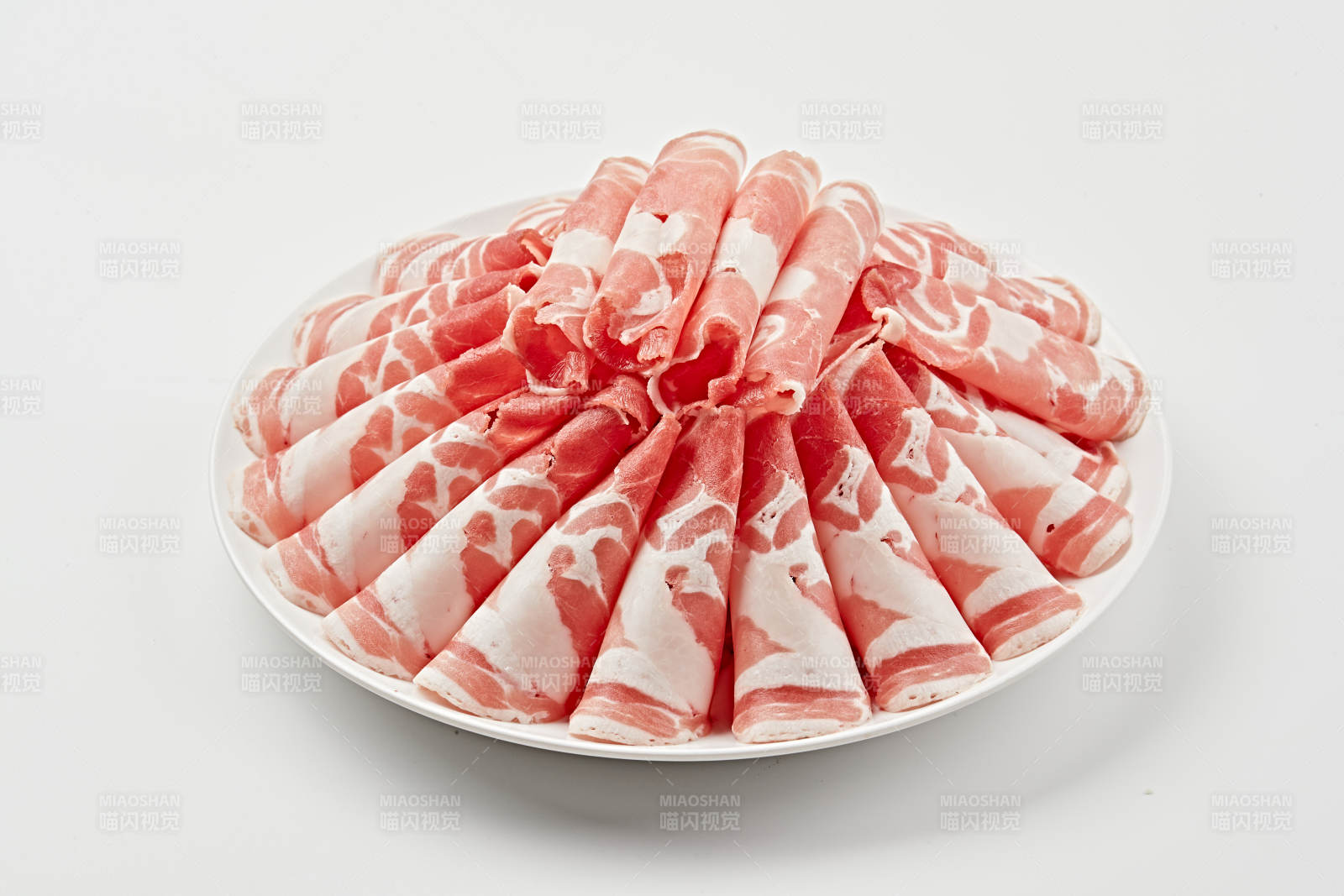 白色瓷盘装新鲜草原羔羊肉切片图片