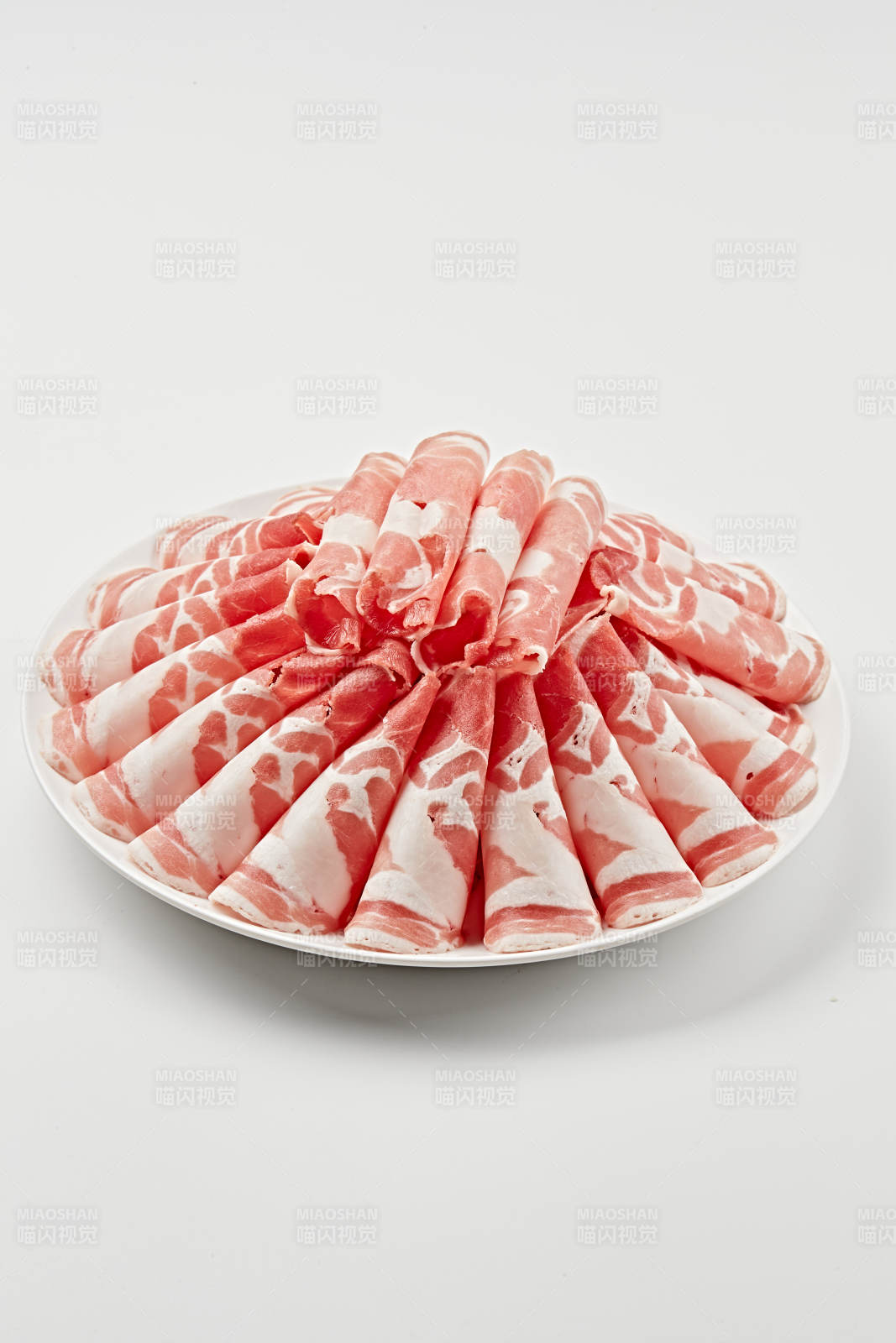 白色瓷盘装新鲜草原羔羊肉切片图片