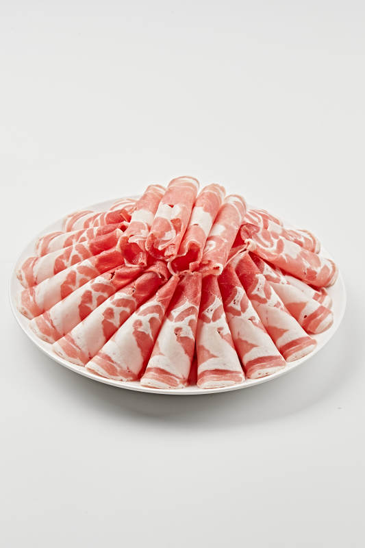 白色瓷盘装新鲜草原羔羊肉切片图片