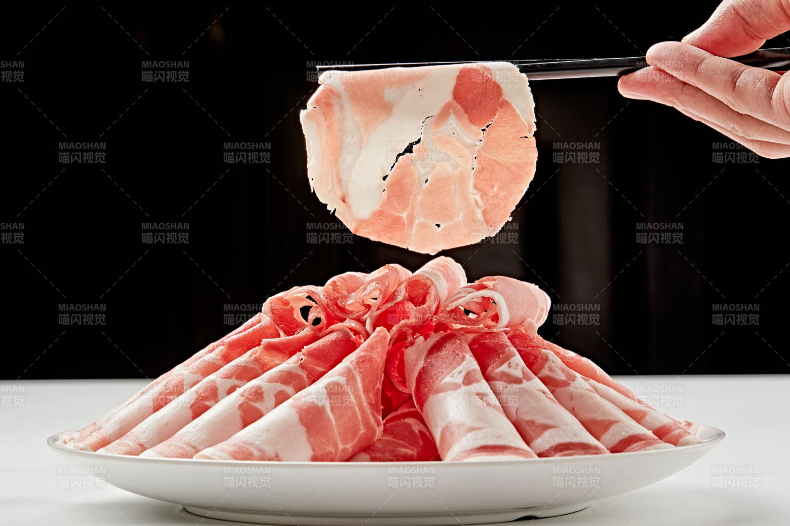 白色瓷盘装新鲜草原羔羊肉切片图片