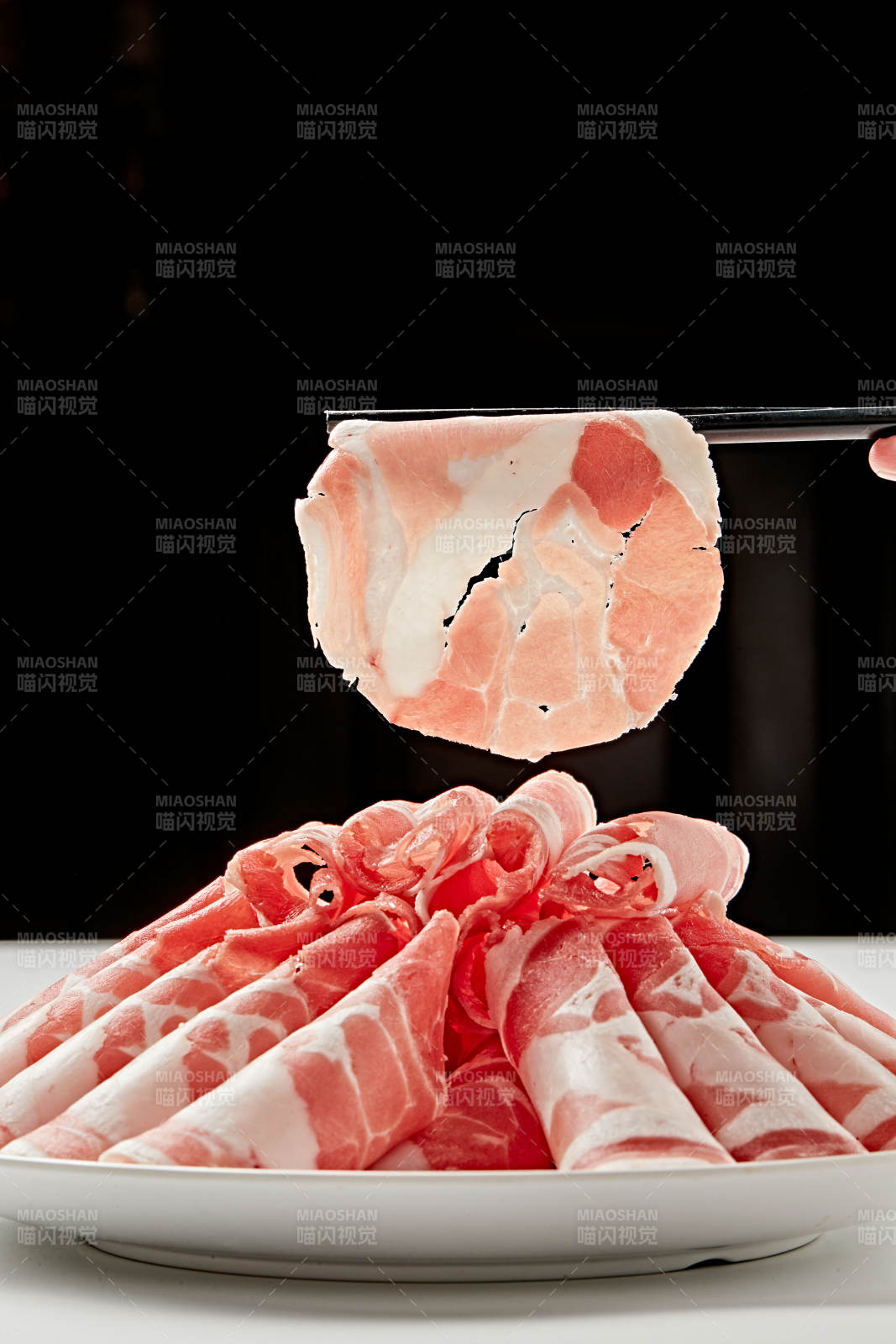 白色瓷盘装新鲜草原羔羊肉切片图片