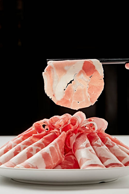 白色瓷盘装新鲜草原羔羊肉切片图片
