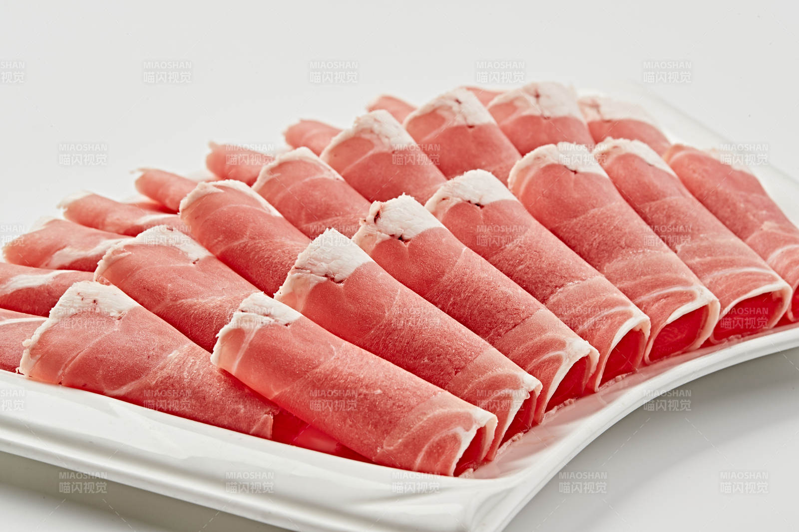 白色瓷盘装新鲜草原羔羊肉切片图片