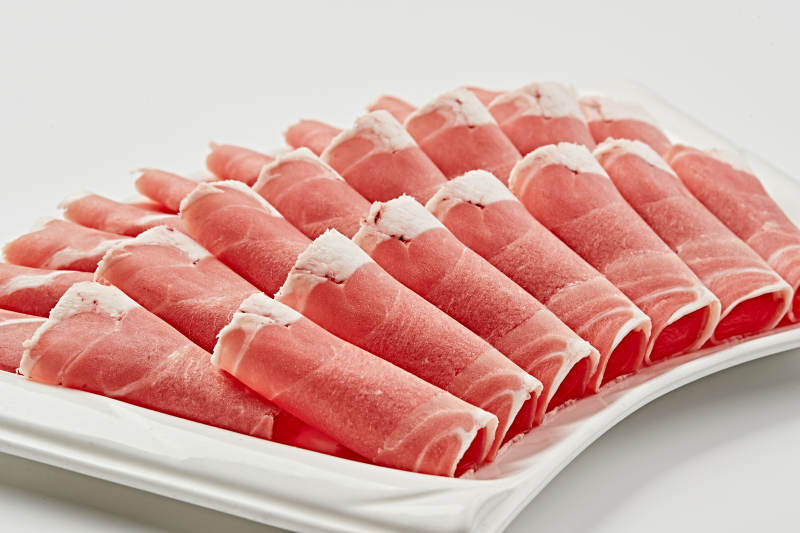 白色瓷盘装新鲜草原羔羊肉切片图片