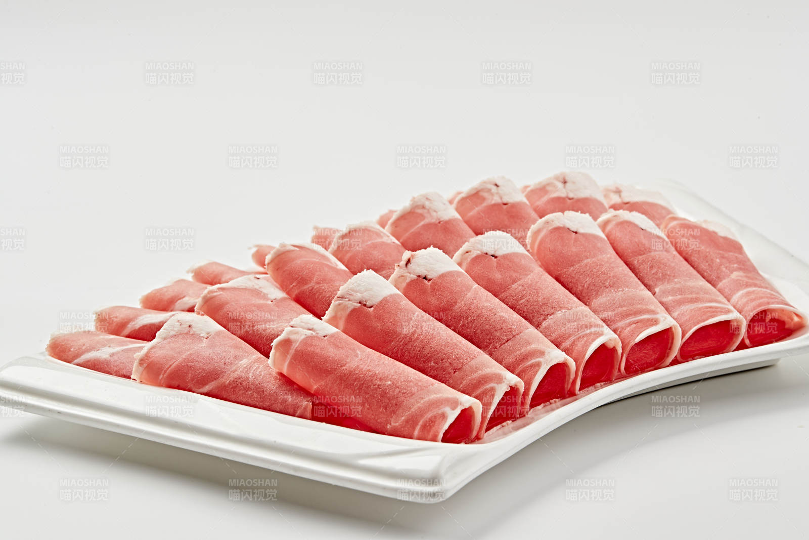 白色瓷盘装新鲜草原羔羊肉切片图片