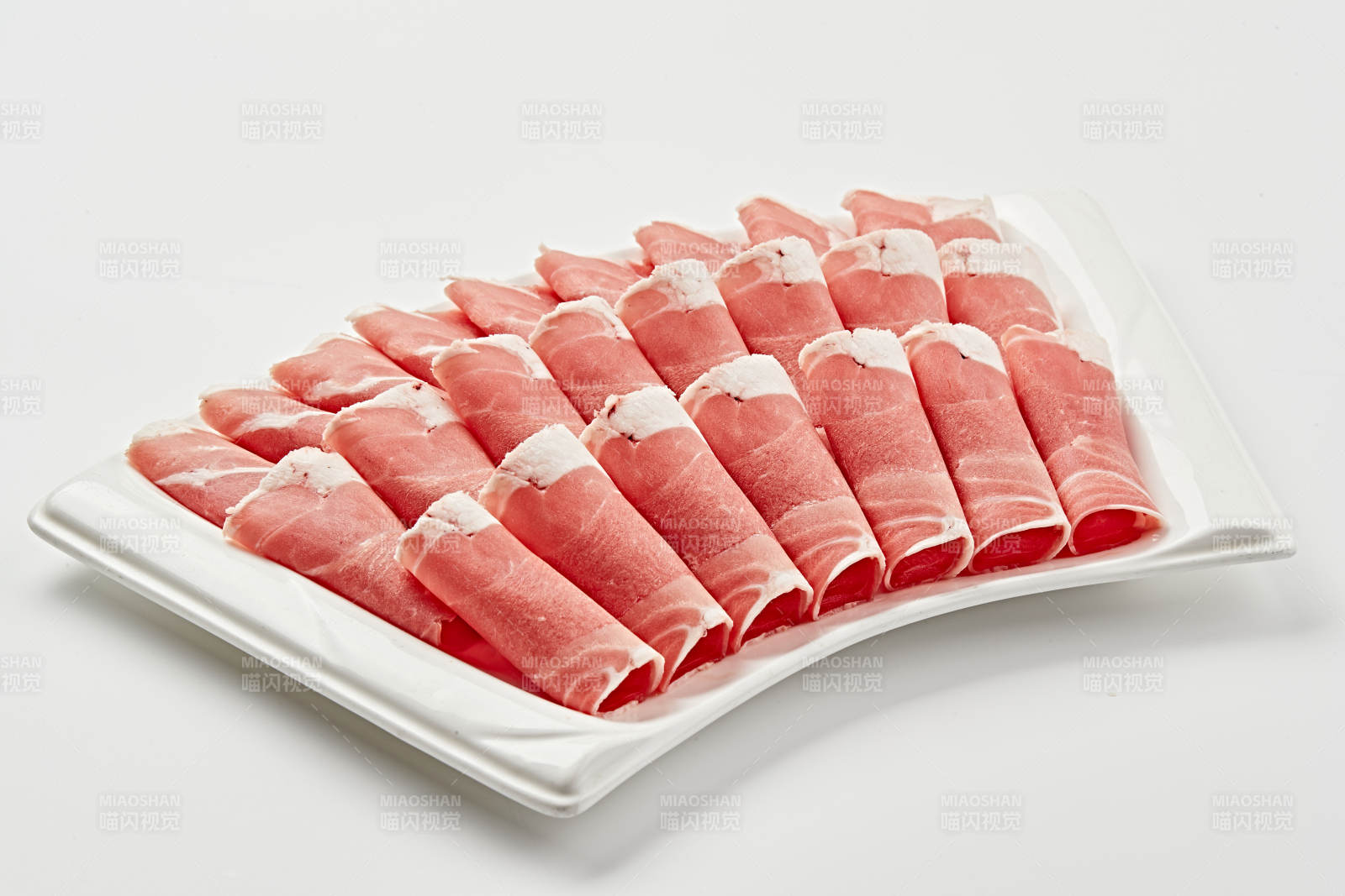 白色瓷盘装新鲜草原羔羊肉切片图片