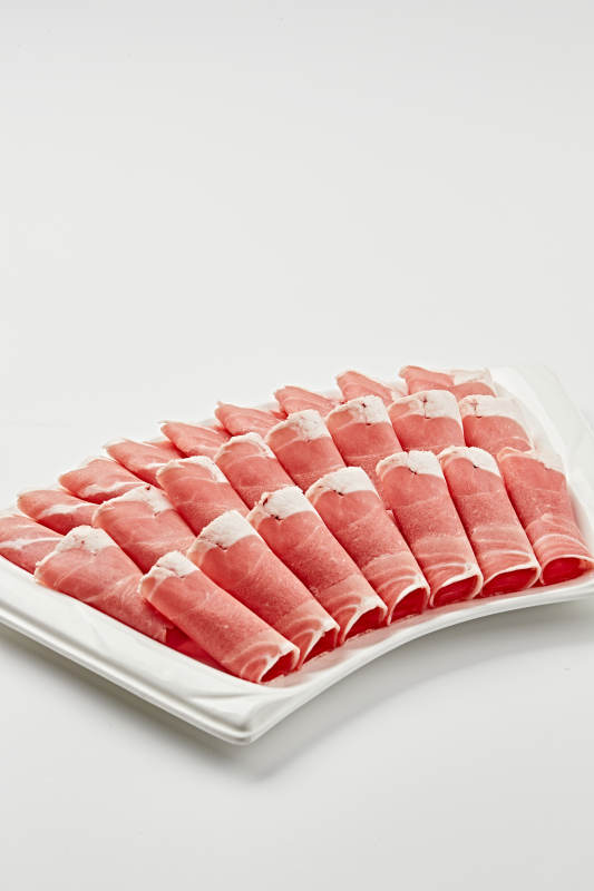 白色瓷盘装新鲜草原羔羊肉切片图片