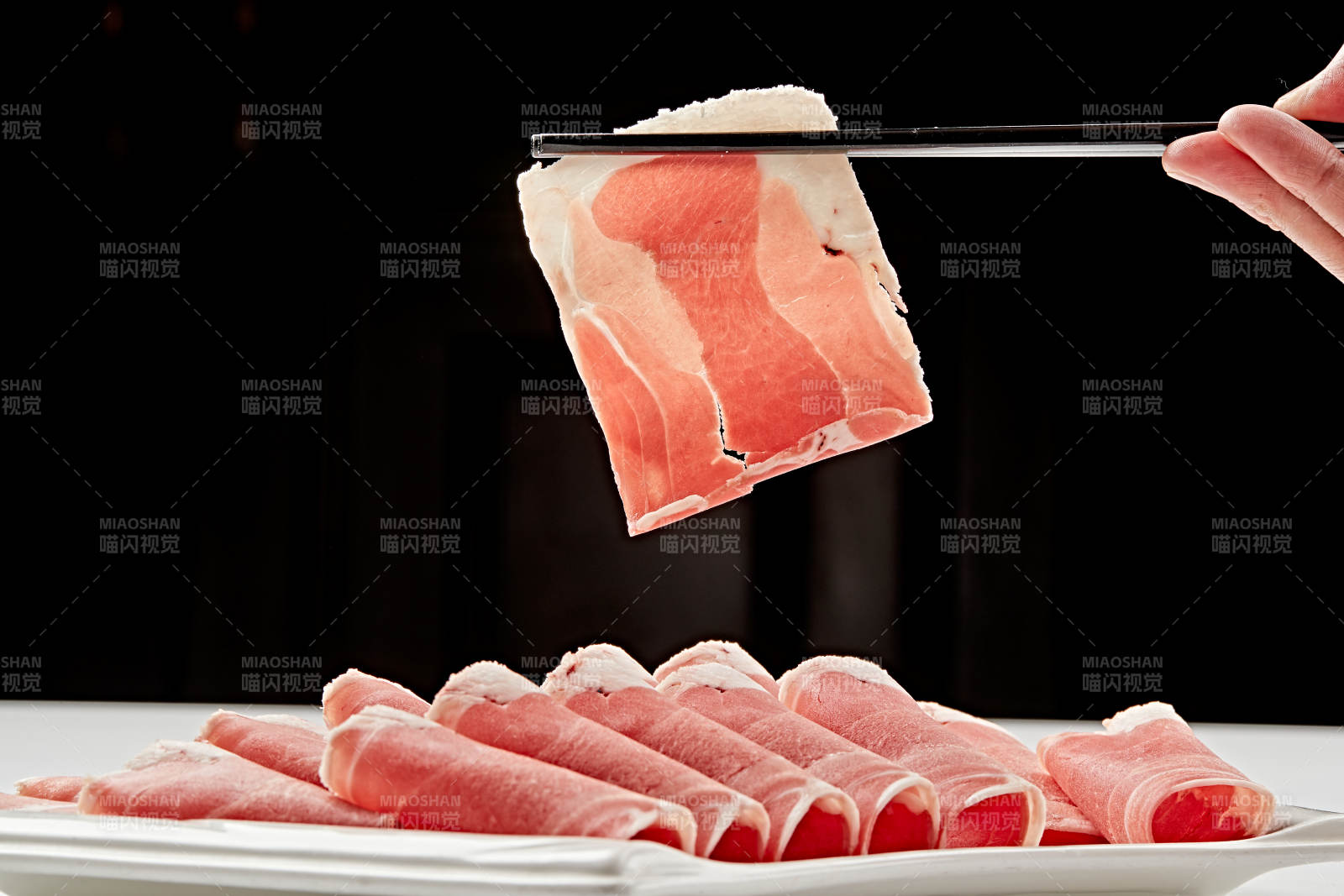 白色瓷盘装新鲜草原羔羊肉切片图片