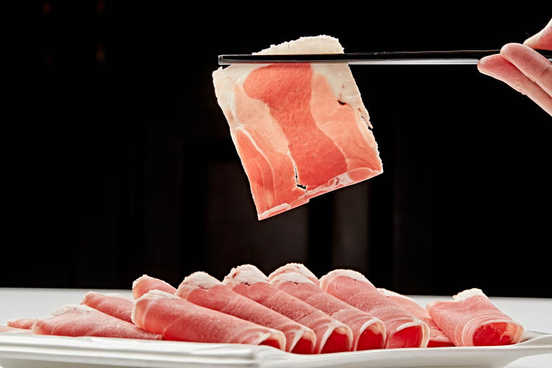 白色瓷盘装新鲜草原羔羊肉切片图片