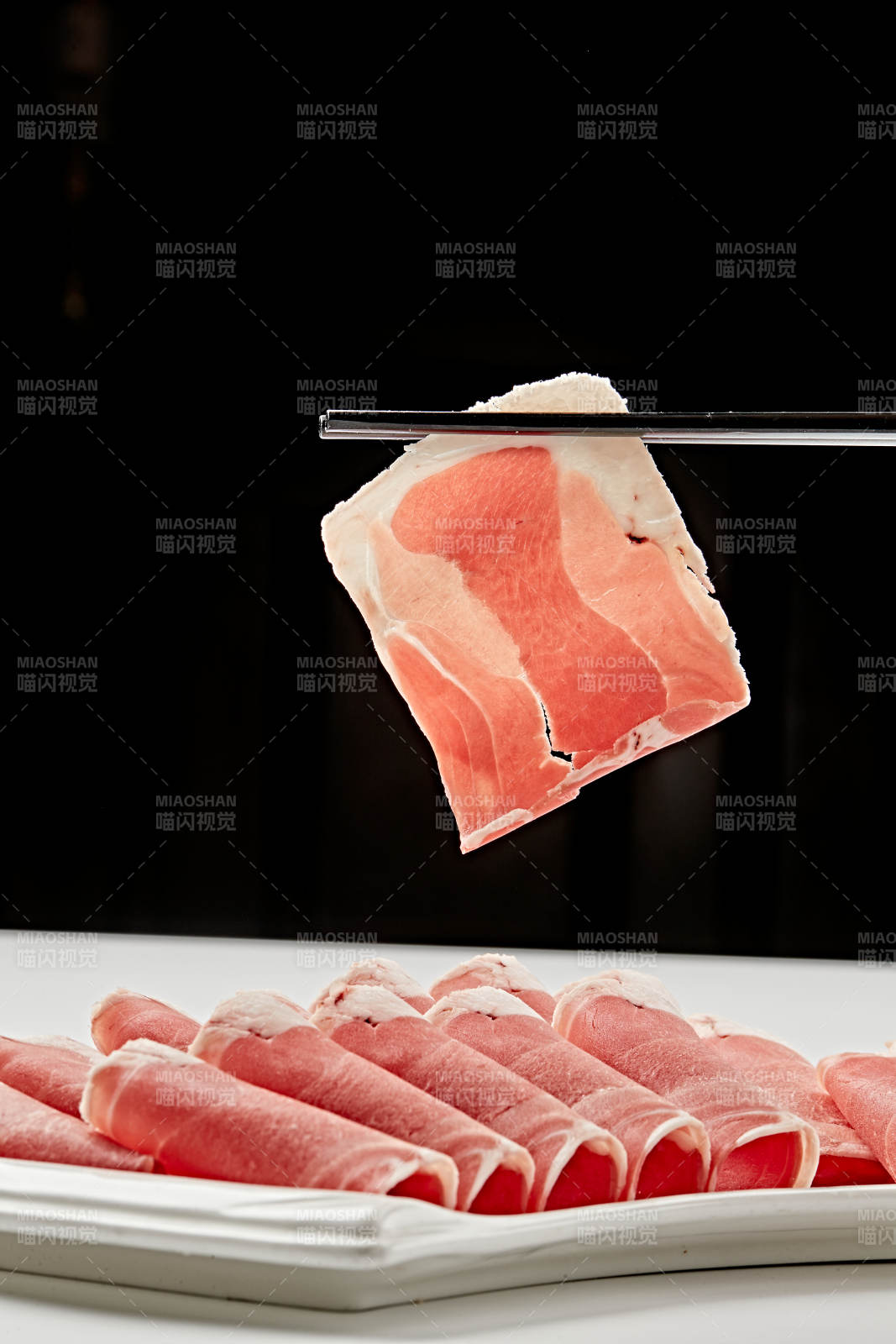 白色瓷盘装的的顶级肥牛切片图片