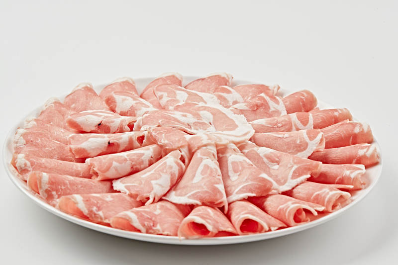 白色瓷盘装新鲜草原羔羊肉切片图片