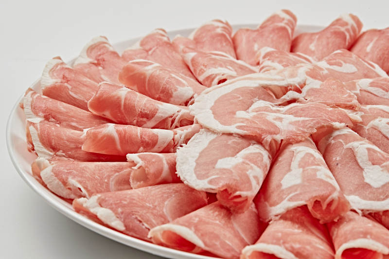 白色瓷盘装新鲜草原羔羊肉切片图片