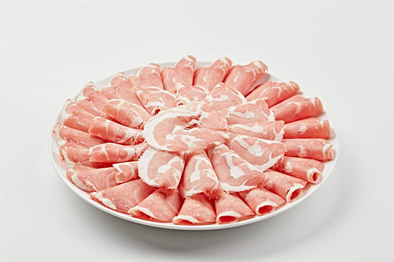 白色瓷盘装新鲜草原羔羊肉切片图片