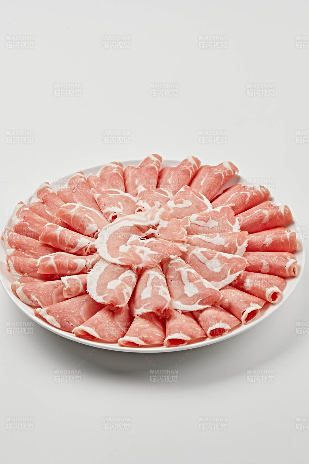 白色瓷盘装新鲜草原羔羊肉切片图片