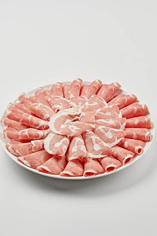 白色瓷盘装新鲜草原羔羊肉切片图片