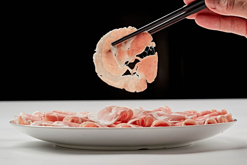 白色瓷盘装新鲜草原羔羊肉切片图片