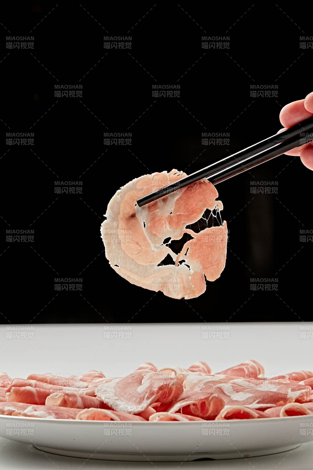 白色瓷盘装新鲜草原羔羊肉切片图片