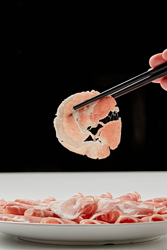 白色瓷盘装新鲜草原羔羊肉切片图片