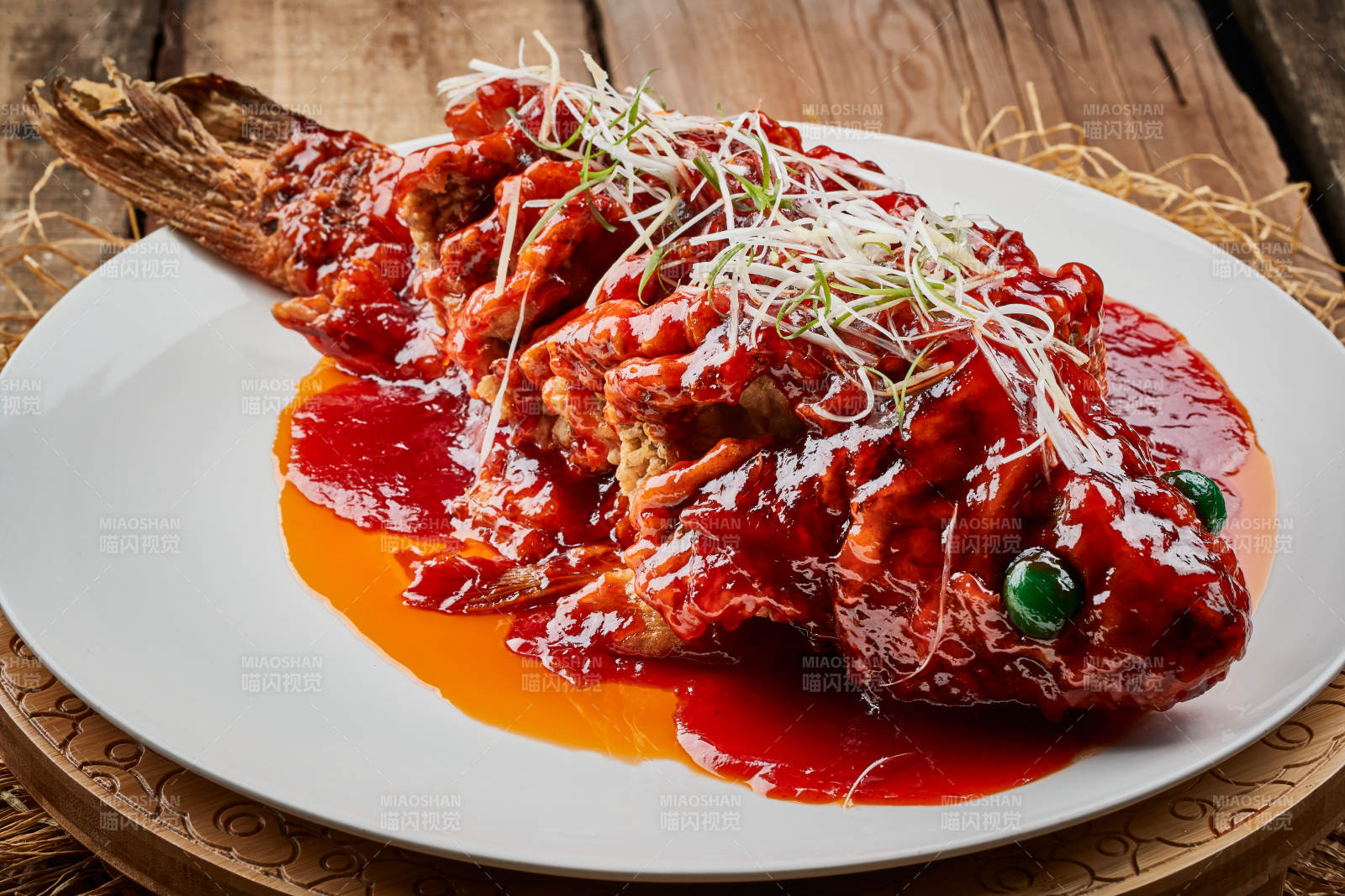 白色瓷盘装的红烧松鼠桂鱼图片