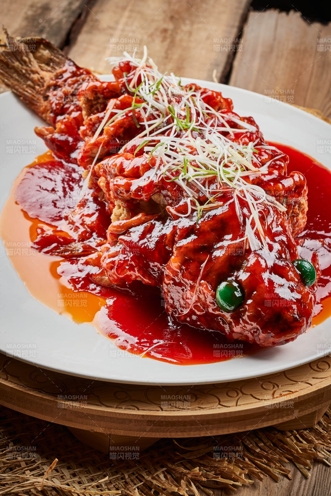 白色瓷盘装的红烧松鼠桂鱼图片
