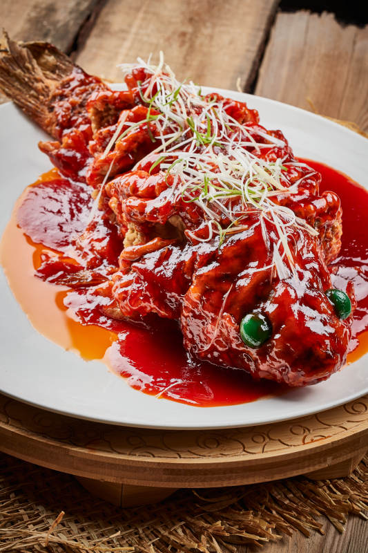 白色瓷盘装的红烧松鼠桂鱼图片