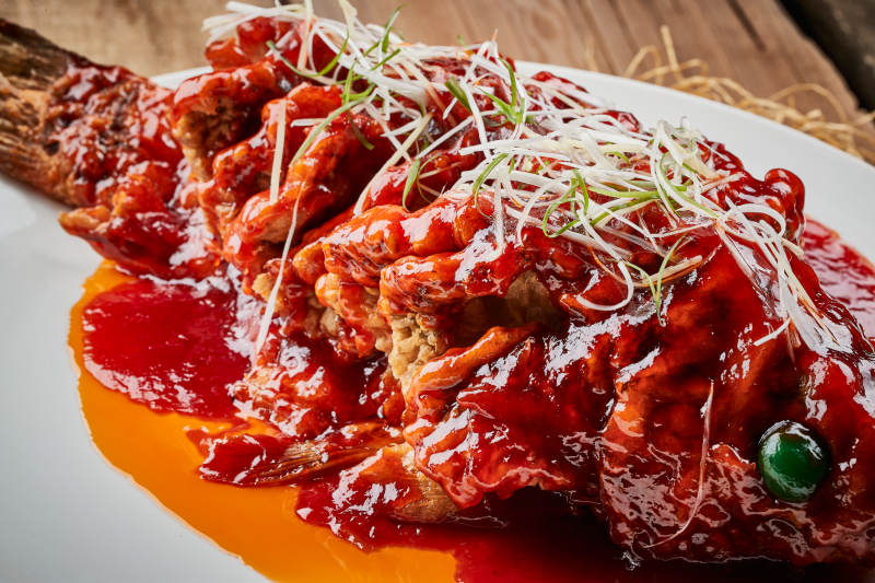 白色瓷盘装的红烧松鼠桂鱼图片