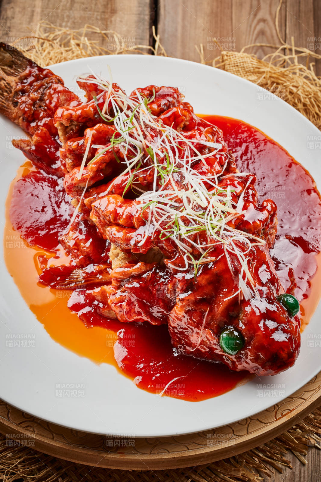 白色瓷盘装的红烧松鼠桂鱼图片