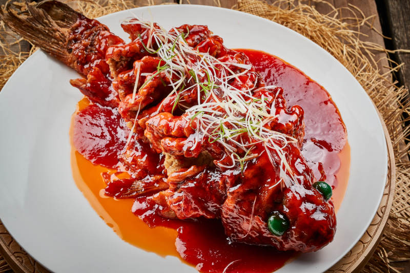 白色瓷盘装的红烧松鼠桂鱼图片