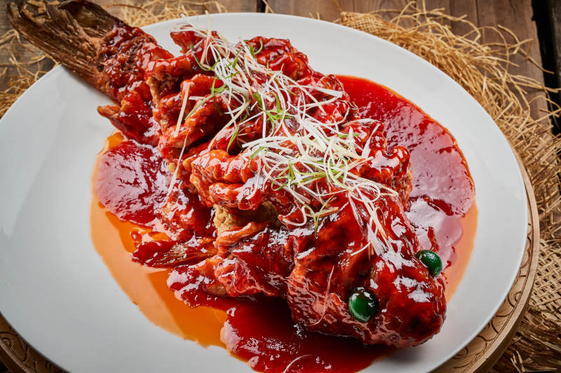 白色瓷盘装的红烧松鼠桂鱼图片