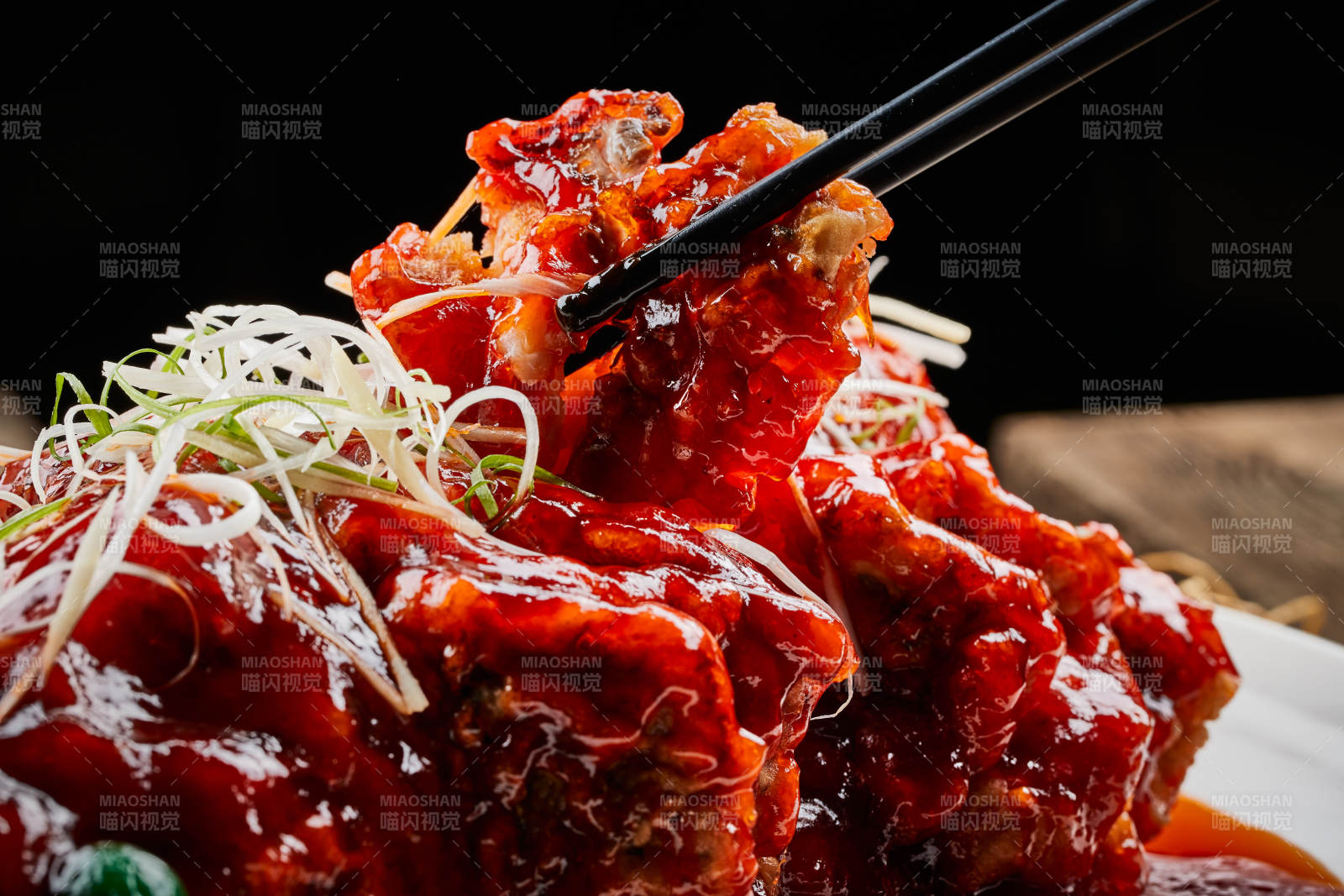 白色瓷盘装的红烧松鼠桂鱼图片