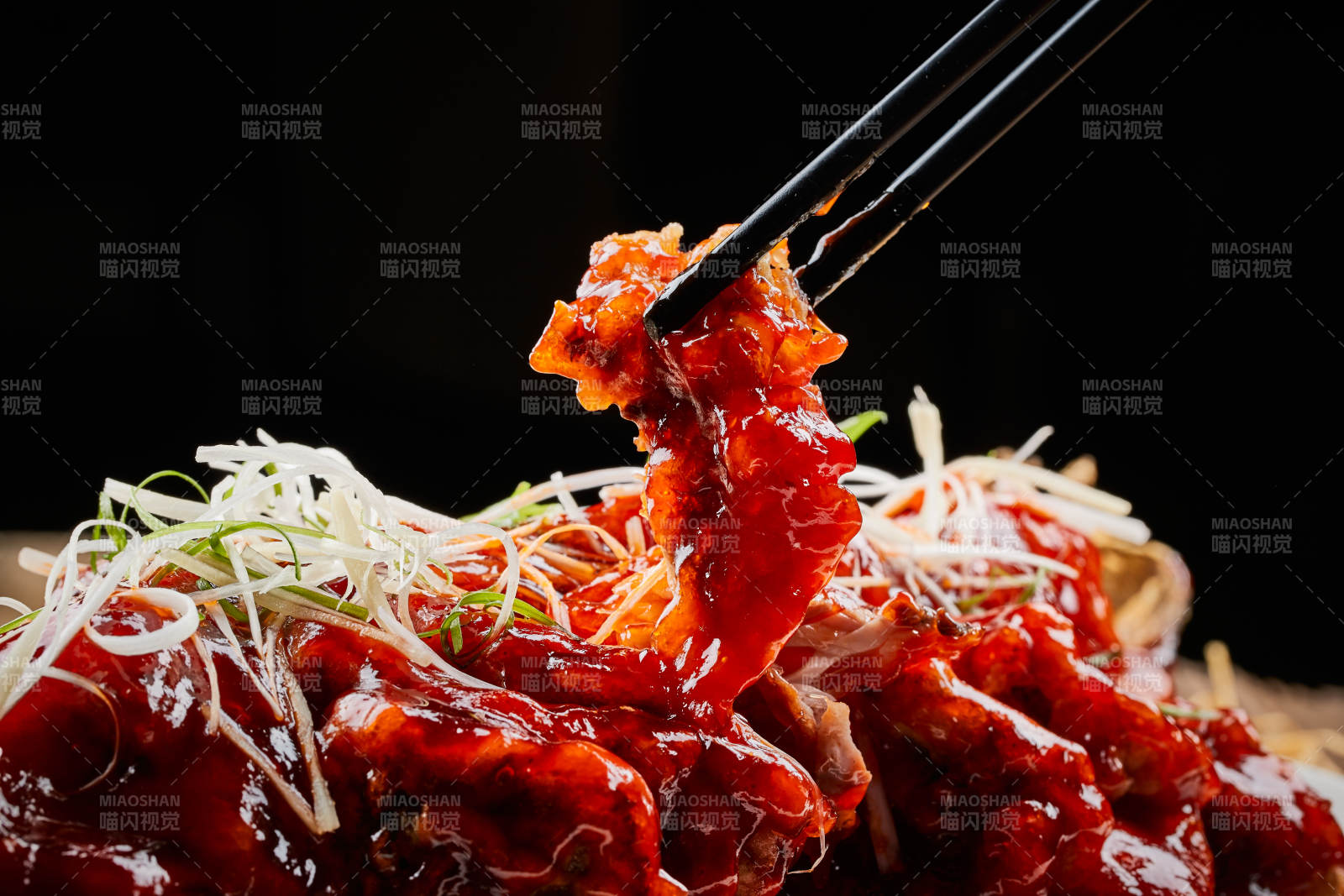 白色瓷盘装的红烧松鼠桂鱼图片