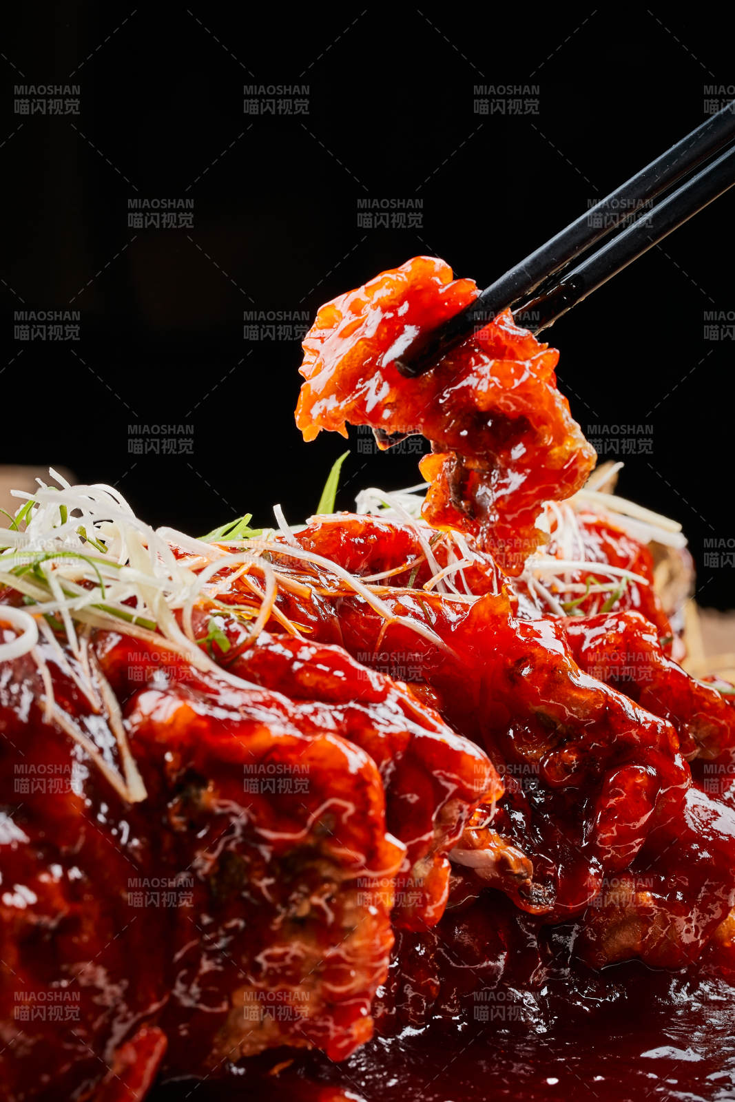 白色瓷盘装的红烧松鼠桂鱼图片