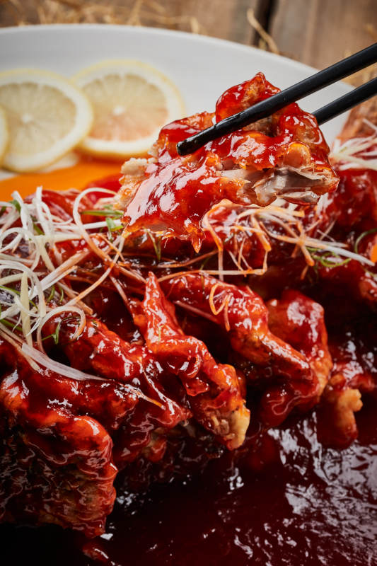 白色瓷盘装的红烧松鼠桂鱼图片