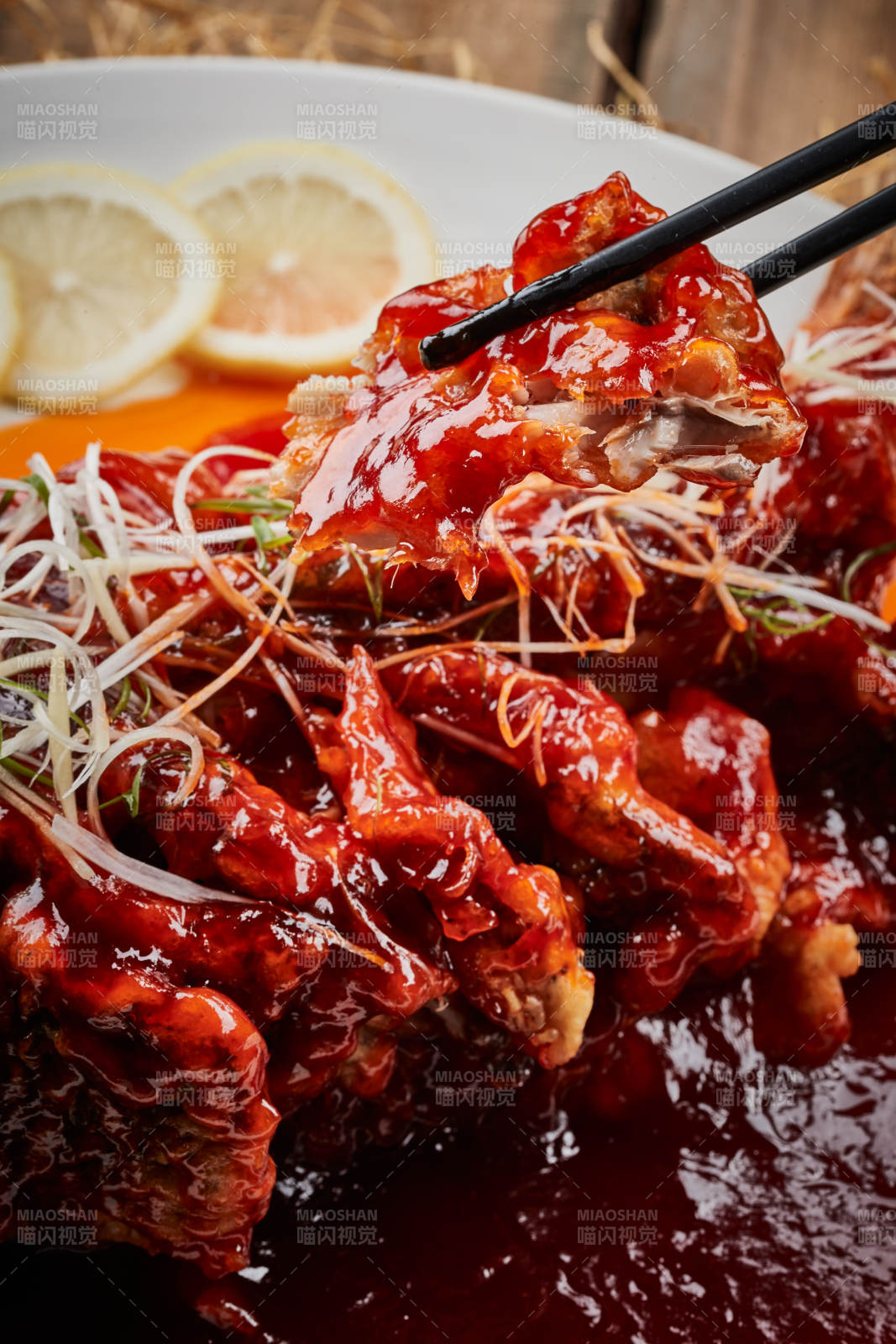 白色瓷盘装的红烧松鼠桂鱼图片