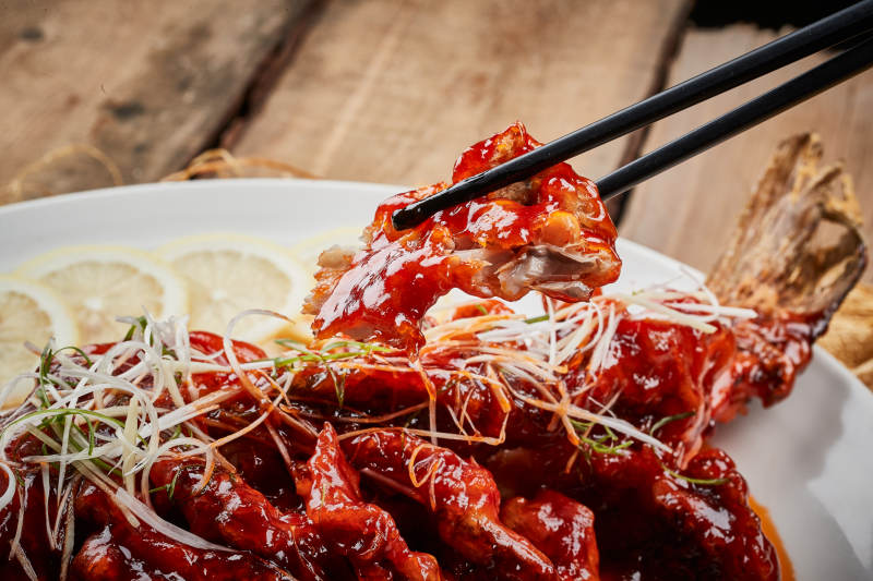 白色瓷盘装的红烧松鼠桂鱼图片