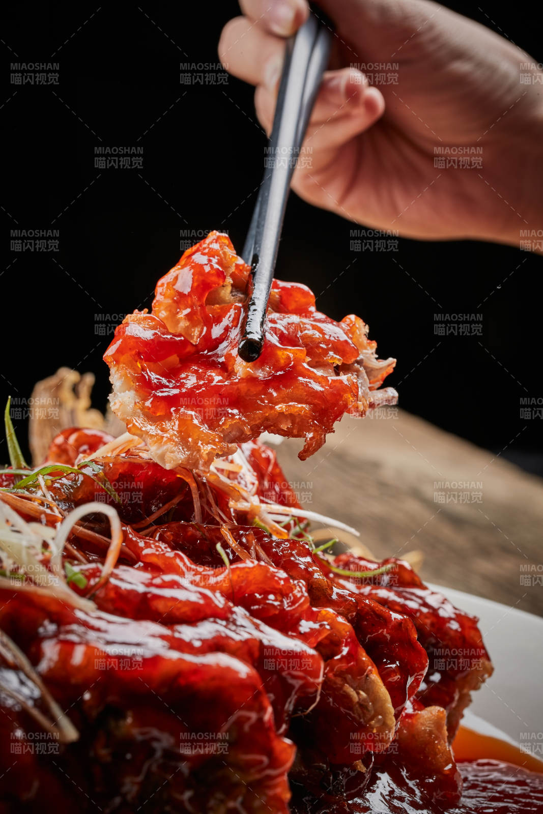 白色瓷盘装的红烧松鼠桂鱼图片