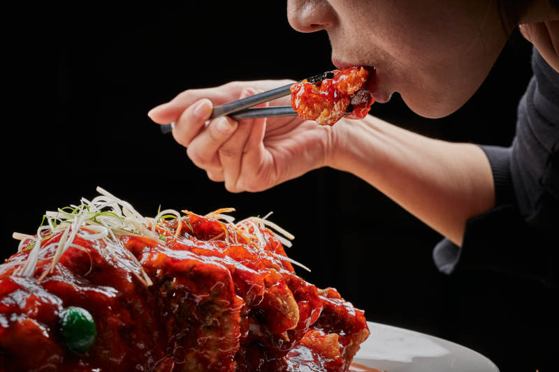 白色瓷盘装的红烧松鼠桂鱼图片