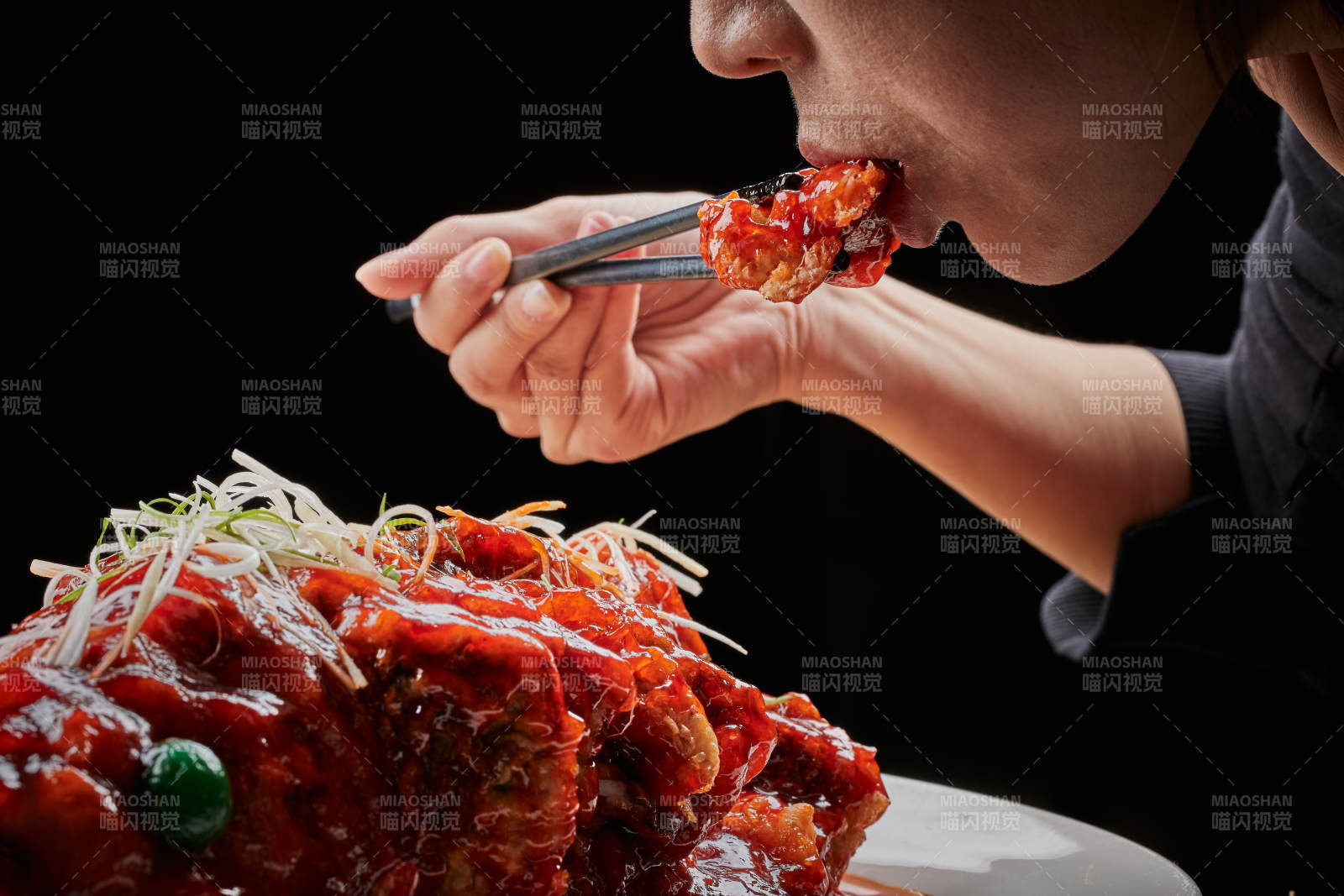 白色瓷盘装的红烧松鼠桂鱼图片