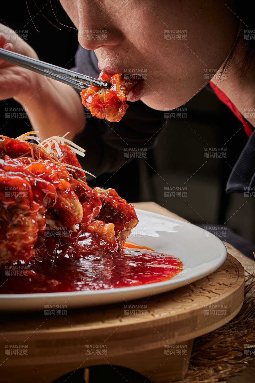 白色瓷盘装的红烧松鼠桂鱼图片