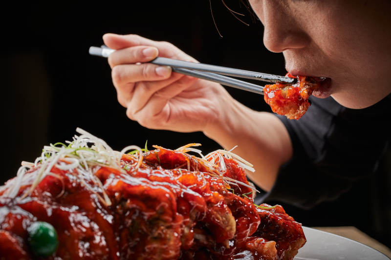 白色瓷盘装的红烧松鼠桂鱼图片