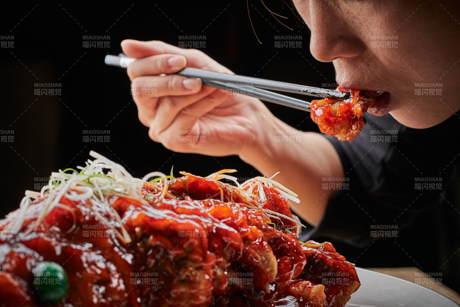 白色瓷盘装的红烧松鼠桂鱼图片