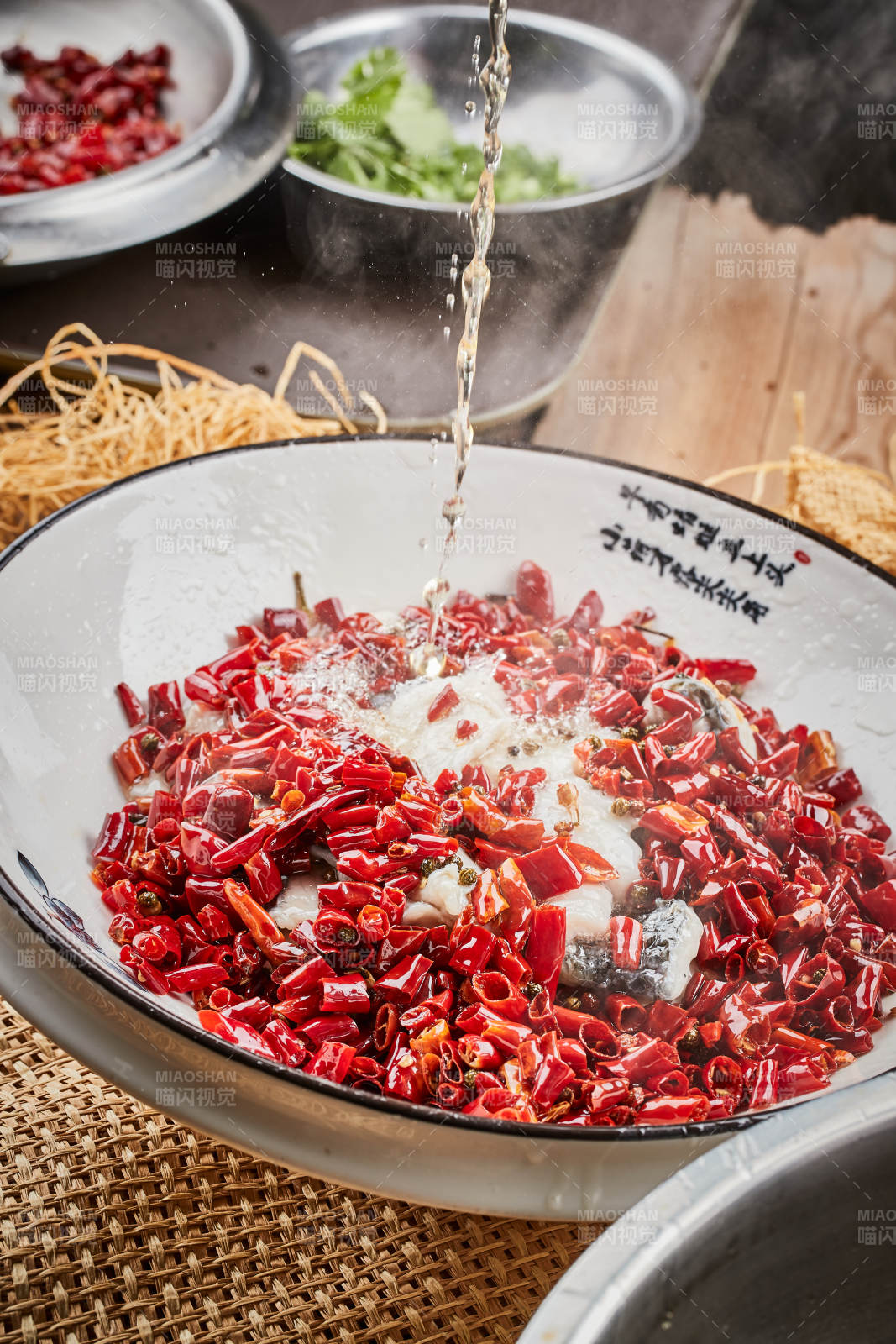 白瓷盆装的飘香水煮鱼特写图片