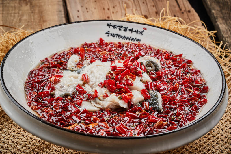 白瓷盆装的飘香水煮鱼特写图片