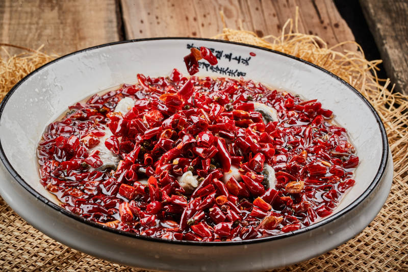 白瓷盆装的飘香水煮鱼特写图片