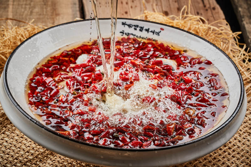 白瓷盆装的飘香水煮鱼特写图片