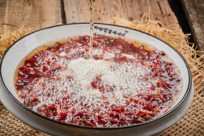 白瓷盆装的飘香水煮鱼特写图片