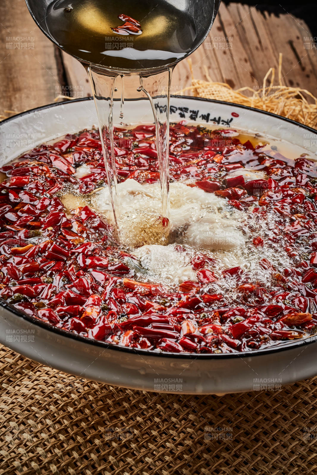 白瓷盆装的飘香水煮鱼特写图片